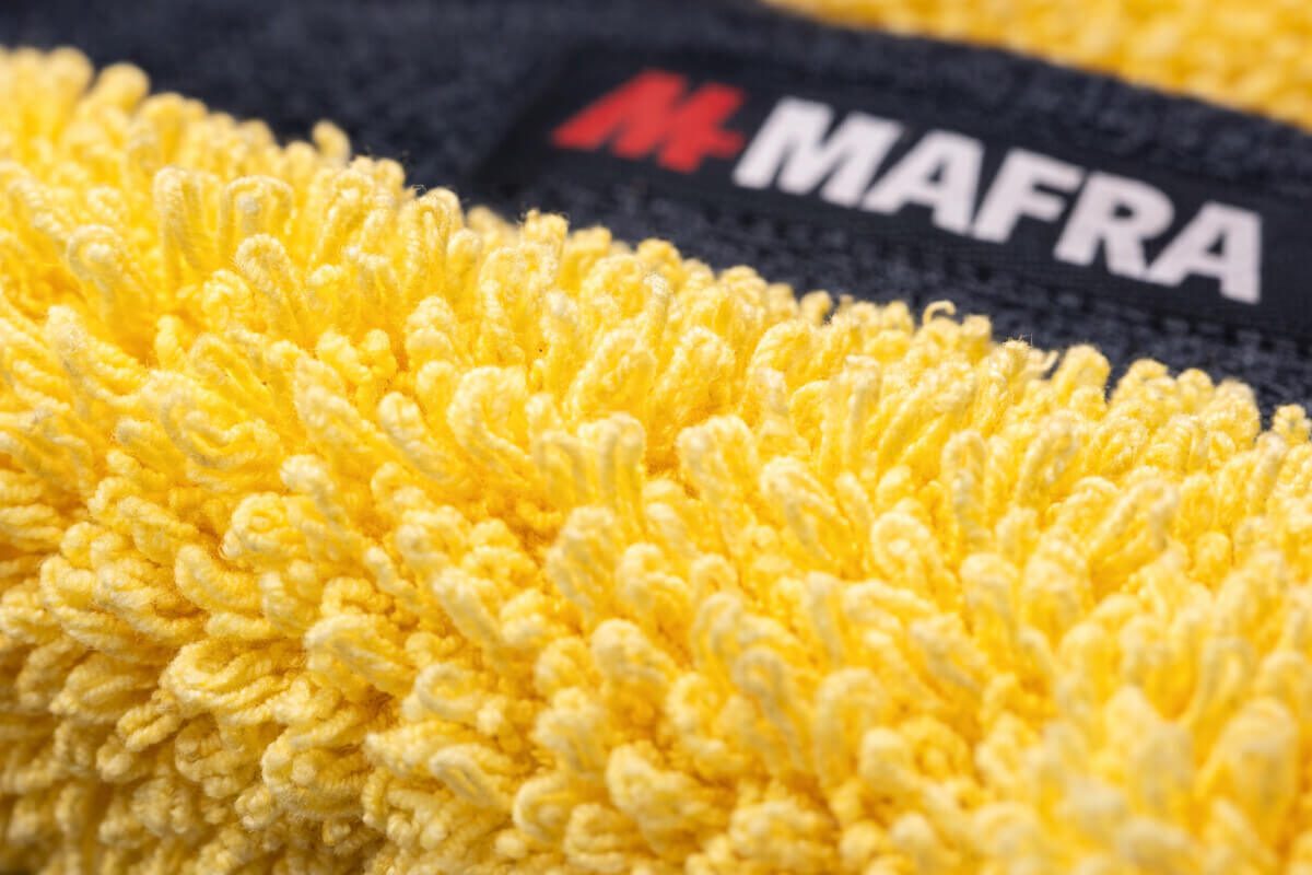 منشفة Mafra Super Dryer مع أدوات غسيل السيارة الأخرى مثل دلو الصابون، قنينة رش، وإسفنجة