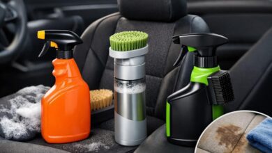 صورة لثلاثة منظفات مقاعد سيارات تظهر على المقعد مع خلفية داخلية للسيارة. تشمل الزجاجة البرتقالية لتنظيف السجاد، الزجاجة الفضية مع فرشاة مرفقة، والزجاجة الخضراء السوداء مع فرشاة مماثلة، بجانب مقعد سيّارة مع بقعة وآثار رغوة.