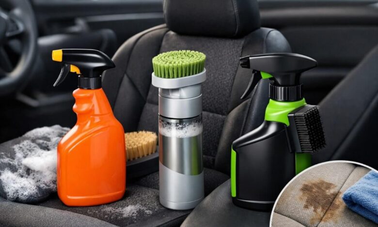 صورة لثلاثة منظفات مقاعد سيارات تظهر على المقعد مع خلفية داخلية للسيارة. تشمل الزجاجة البرتقالية لتنظيف السجاد، الزجاجة الفضية مع فرشاة مرفقة، والزجاجة الخضراء السوداء مع فرشاة مماثلة، بجانب مقعد سيّارة مع بقعة وآثار رغوة.