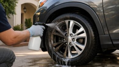 تنظيف جنوط وإطارات سيارة في المنزل باستخدام منظف مخصص للعجلات