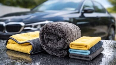 مناشف تنشيف سيارات من المايكروفايبر موضوعة على سيارة بعد الغسيل للاستخدام المنزلي