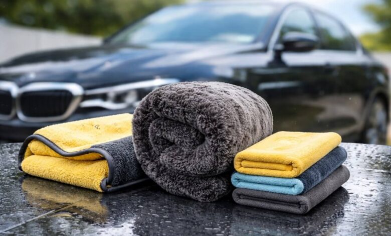 مناشف تنشيف سيارات من المايكروفايبر موضوعة على سيارة بعد الغسيل للاستخدام المنزلي