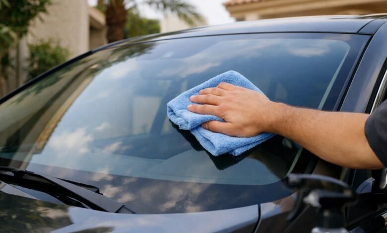 تنظيف الزجاج الأمامي للسيارة في المنزل باستخدام منشفة مايكروفايبر