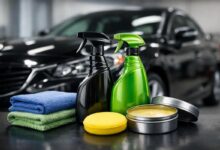 سيارة حديثة بطلاء لامع بعد استخدام شمع سيارات للحماية في فناء منزل سعودي