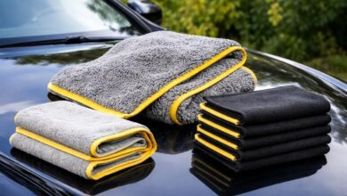 مناشف تنشيف سيارات من المايكروفايبر موضوعة على سيارة بعد الغسيل
