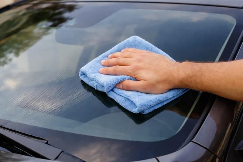 طريقة مسح الزجاج الأمامي للسيارة بشكل صحيح باستخدام منشفة مايكروفايبر