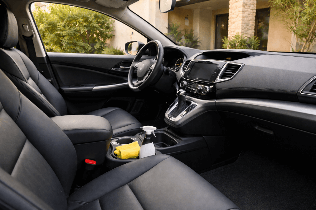 العناية الداخلية بالسيارة في البيت وتنظيف المقصورة بطريقة بسيطة وآمنة 