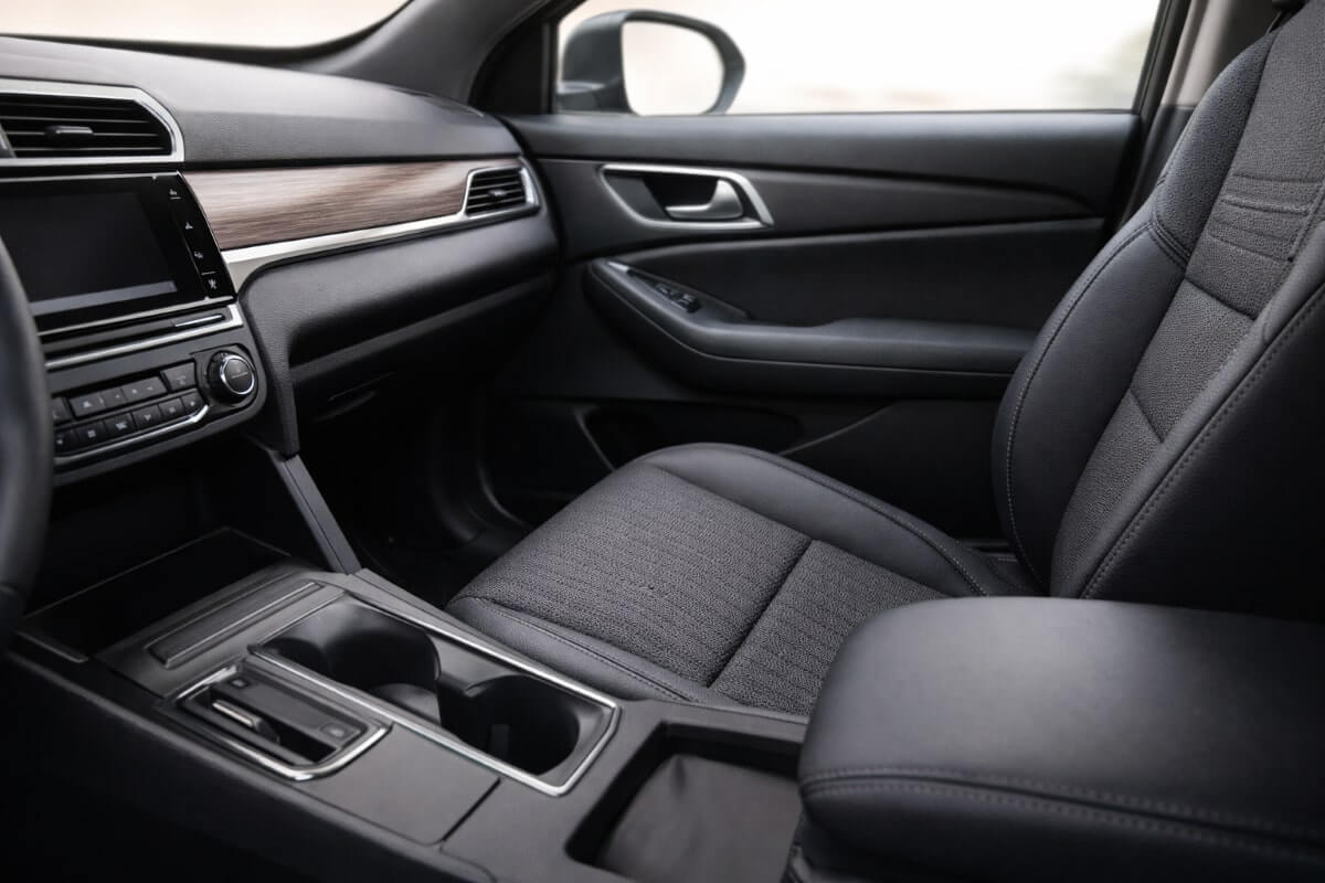 أسطح داخلية مختلفة داخل السيارة مثل التابلوه والمقاعد والأبواب