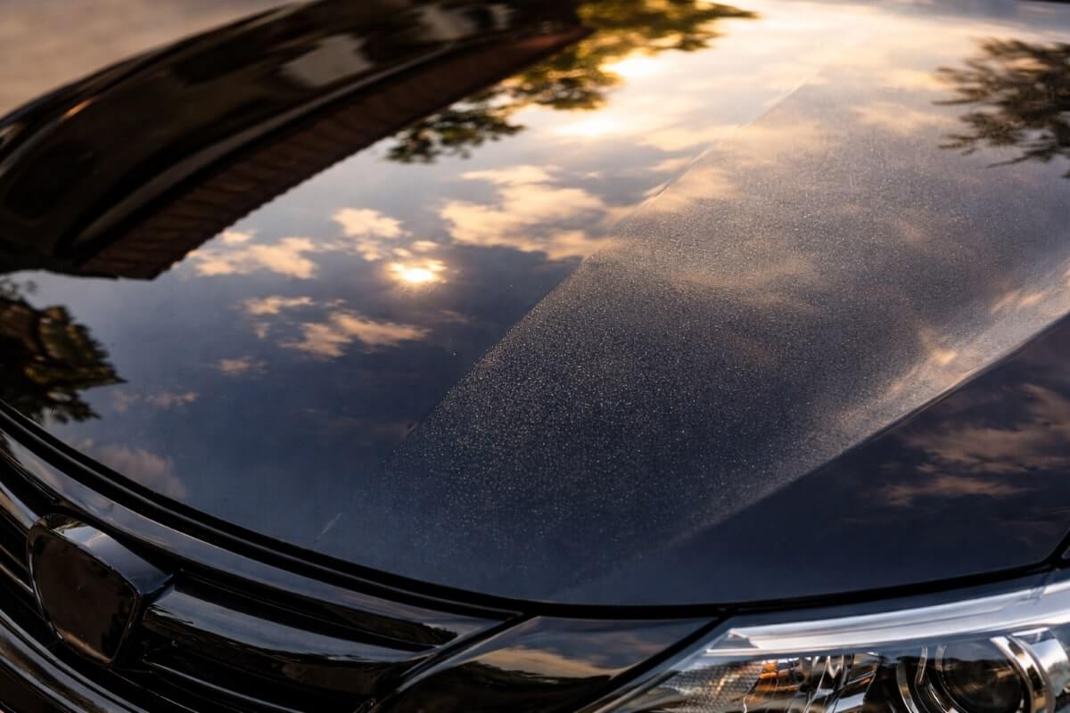 مقارنة بصرية لسطح طلاء سيارة بين لمعان واضح ولمعان أقل
