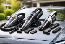 مقارنة بين أنواع مكانس سيارات للاستخدام المنزلي موضوعة بجانب سيارة