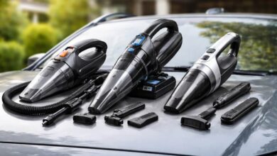 مقارنة بين أنواع مكانس سيارات للاستخدام المنزلي موضوعة بجانب سيارة