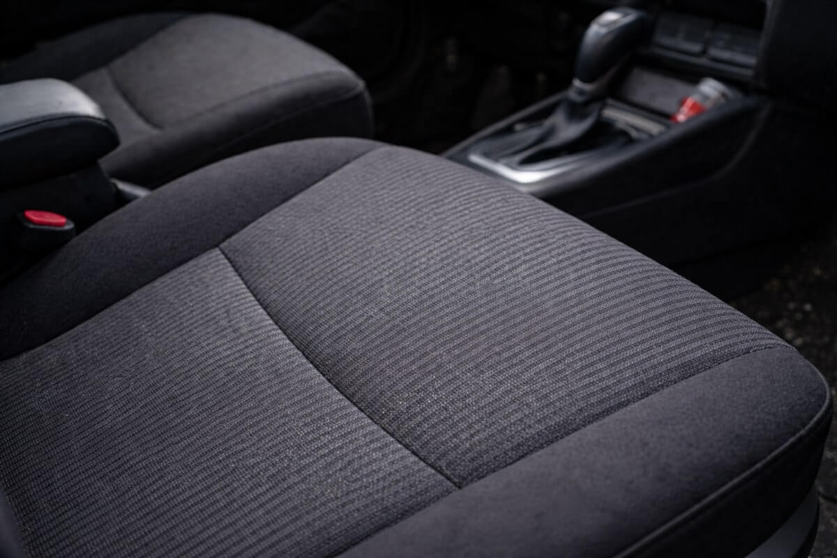 مقعد سيارة نظيف بعد تنظيف التنجيد في المنزل