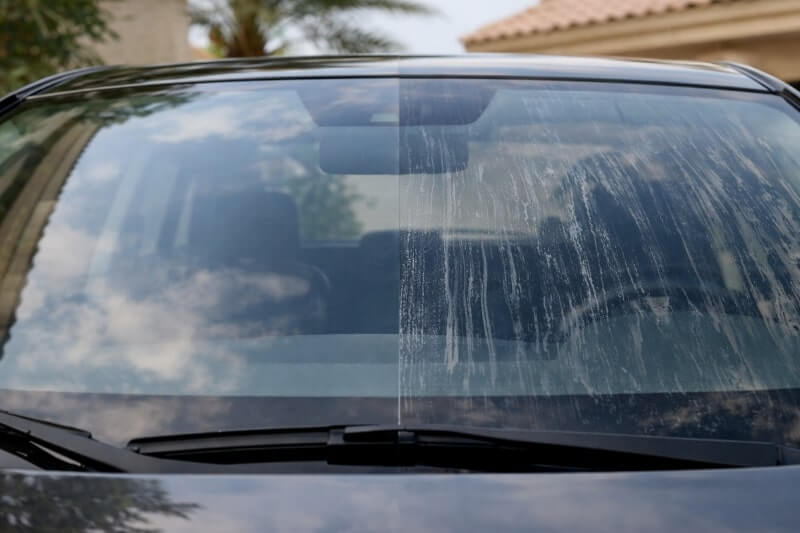 الفرق بين زجاج سيارة نظيف وزجاج يحتوي على خطوط بعد التنظيف
