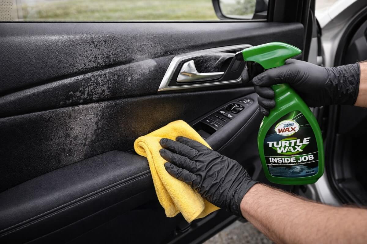 تنظيف باب السيارة من الداخل باستخدام منظف ومنديل مايكروفايبر