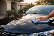 تلميع طلاء السيارة يدويًا في المنزل مع إبراز لمعان السطح