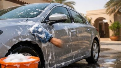 غسيل سيارة يدويًا في المنزل باستخدام شامبو مخصص للعناية بالسيارة
