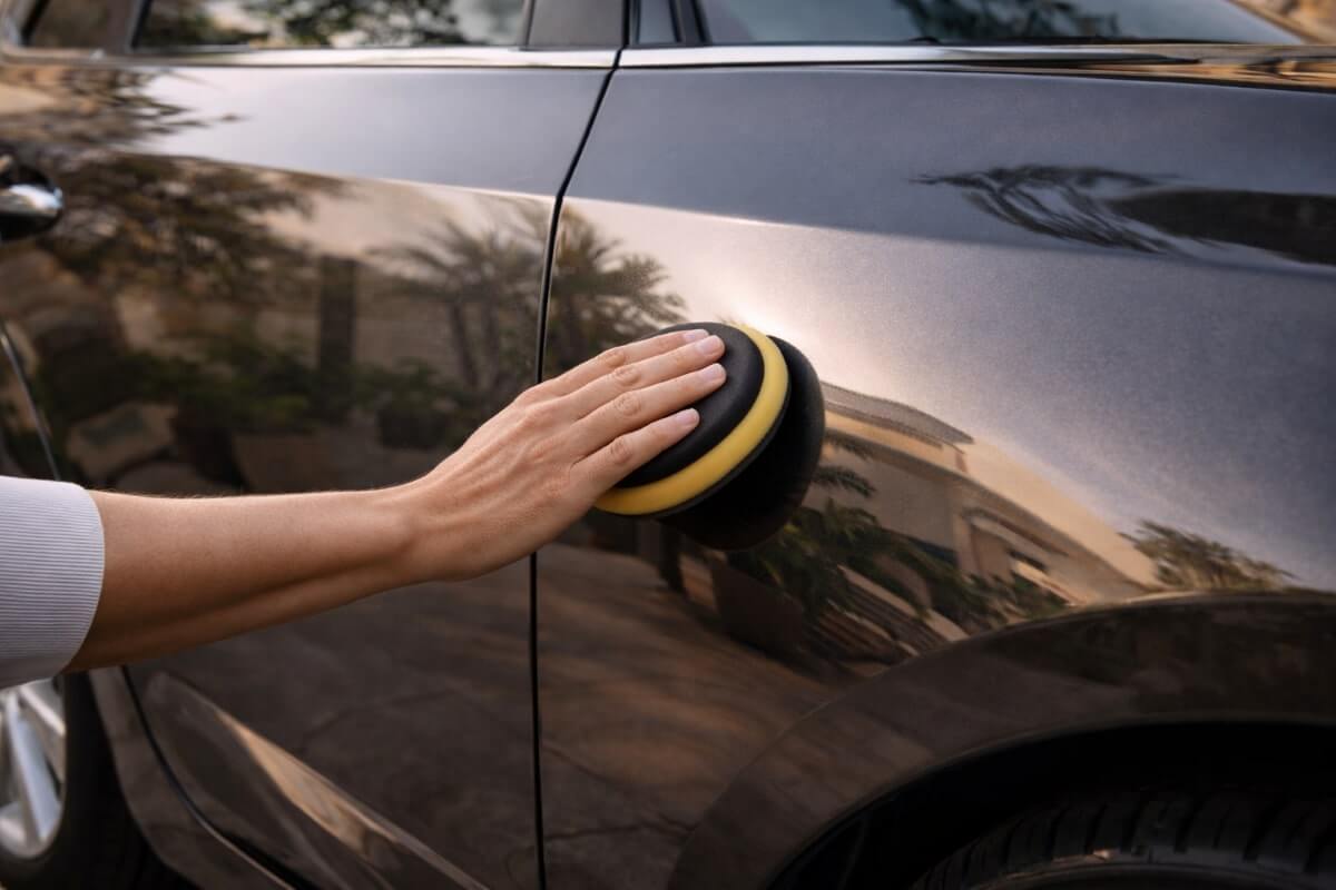 طريقة تلميع السيارة يدويًا باستخدام وسادة تلميع في المنزل