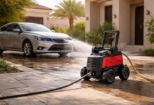 غسالة ضغط مياه للاستخدام المنزلي تنظف سيارة في فناء منزل سعودي