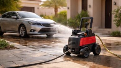 غسالة ضغط مياه للاستخدام المنزلي تنظف سيارة في فناء منزل سعودي