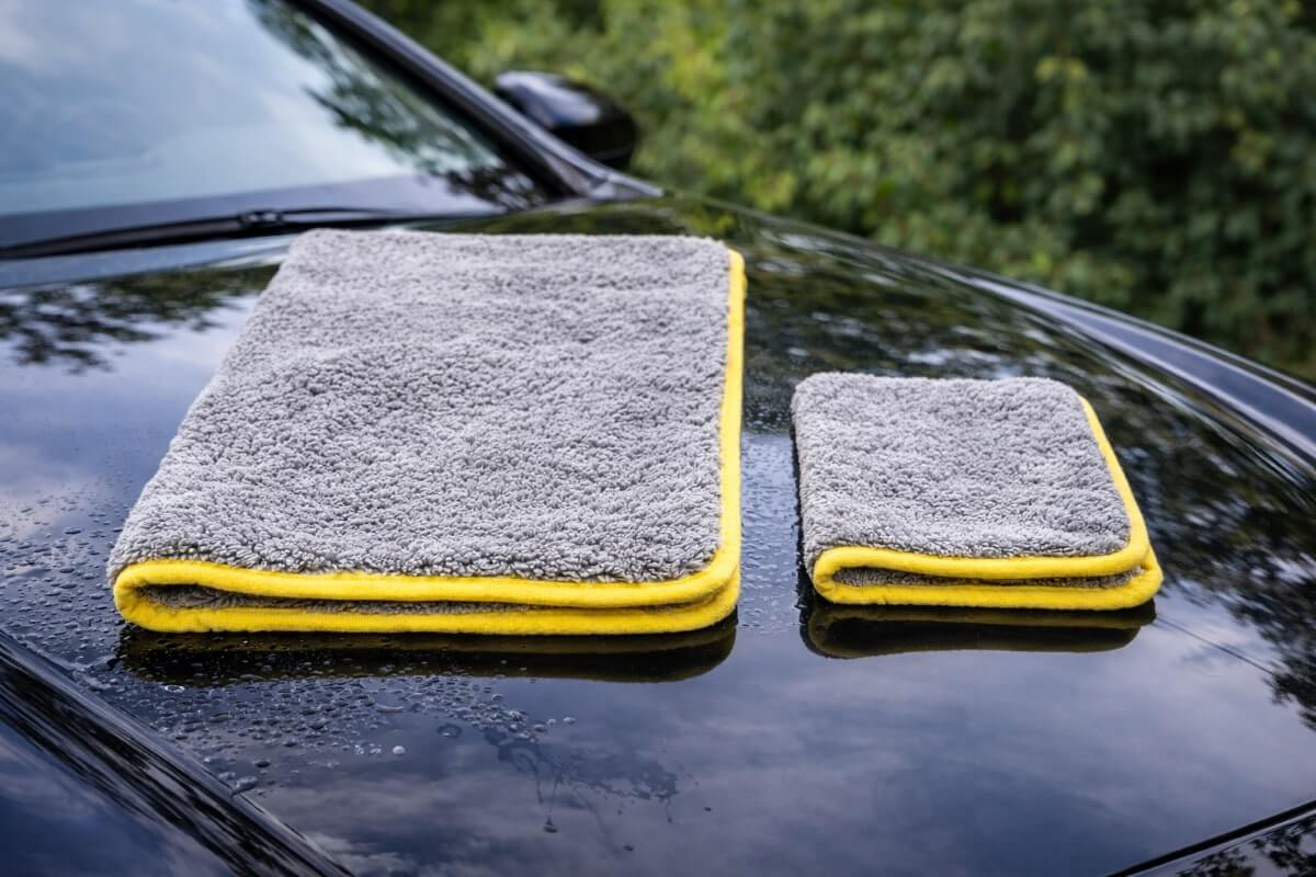 مقارنة بين منشفة مايكروفايبر كبيرة وأخرى صغيرة لتنشيف السيارة