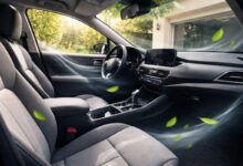 داخل سيارة نظيف ومنعش بعد إزالة الروائح الكريهة باستخدام منتج للعناية الداخلية