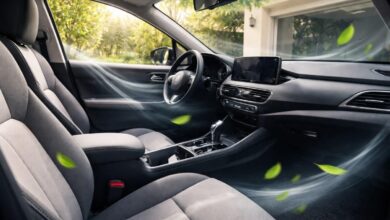 داخل سيارة نظيف ومنعش بعد إزالة الروائح الكريهة باستخدام منتج للعناية الداخلية