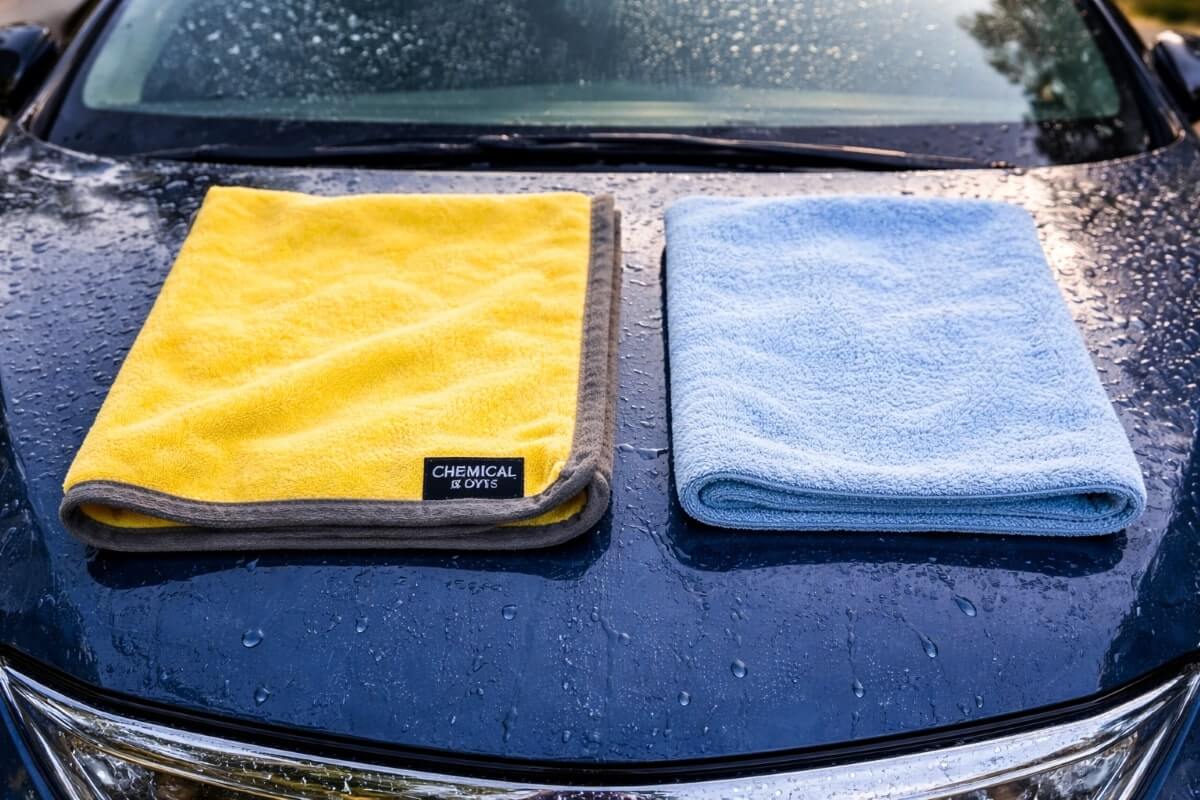 مقارنة بين منشفة تجفيف مايكروفايبر سميكة ومنشفة عادية على طلاء السيارة
