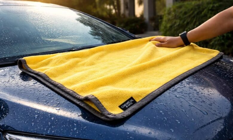 تجفيف سيارة باستخدام منشفة ألياف دقيقة ميراكل دراي بعد الغسيل المنزلي