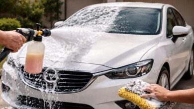 غسيل سيارة في المنزل باستخدام شامبو فوم مع فرق واضح في لمعان الطلاء