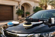 جهاز تلميع سيارات دايال اكشن للاستخدام المنزلي موضوع على غطاء سيارة في فناء منزل سعودي