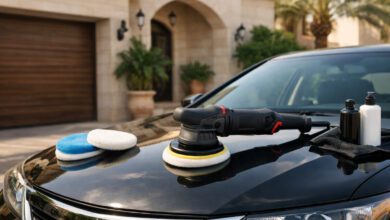 جهاز تلميع سيارات دايال اكشن للاستخدام المنزلي موضوع على غطاء سيارة في فناء منزل سعودي