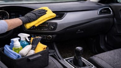 تنظيف السيارة من الداخل في البيت باستخدام أدوات بسيطة وبطريقة آمنة للمقصورة