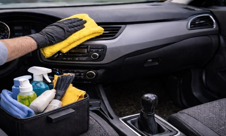تنظيف السيارة من الداخل في البيت باستخدام أدوات بسيطة وبطريقة آمنة للمقصورة