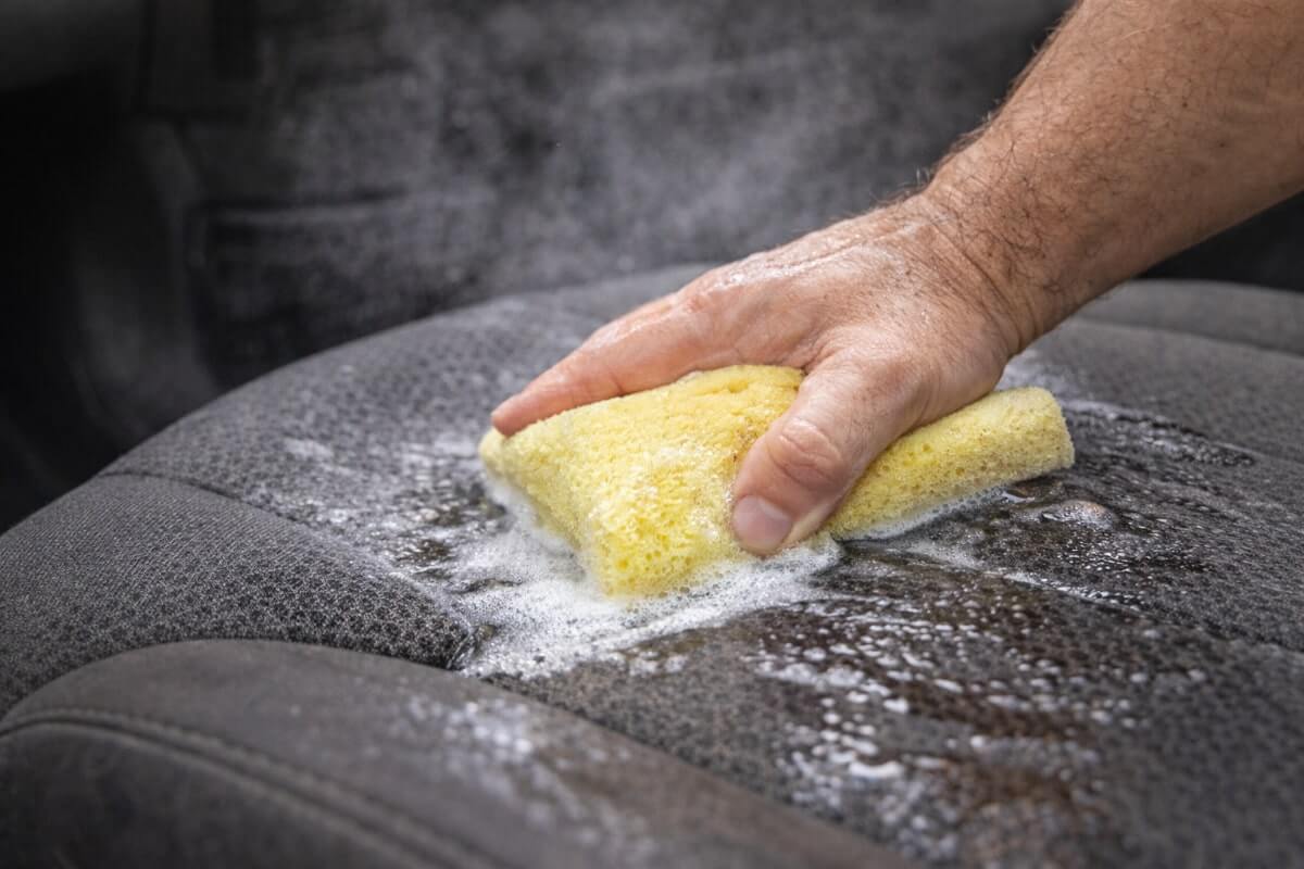 تنظيف مقاعد السيارة القماش والجلد بعناية داخل السيارة 