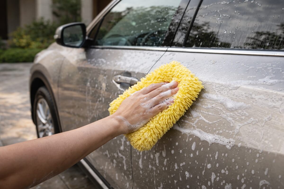 طريقة الغسيل اليدوي الآمن للسيارة بدون خدوش